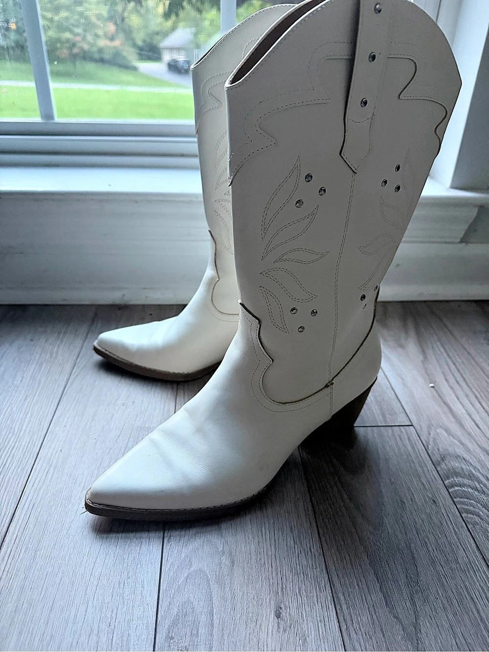 Western Heeled Boots in White